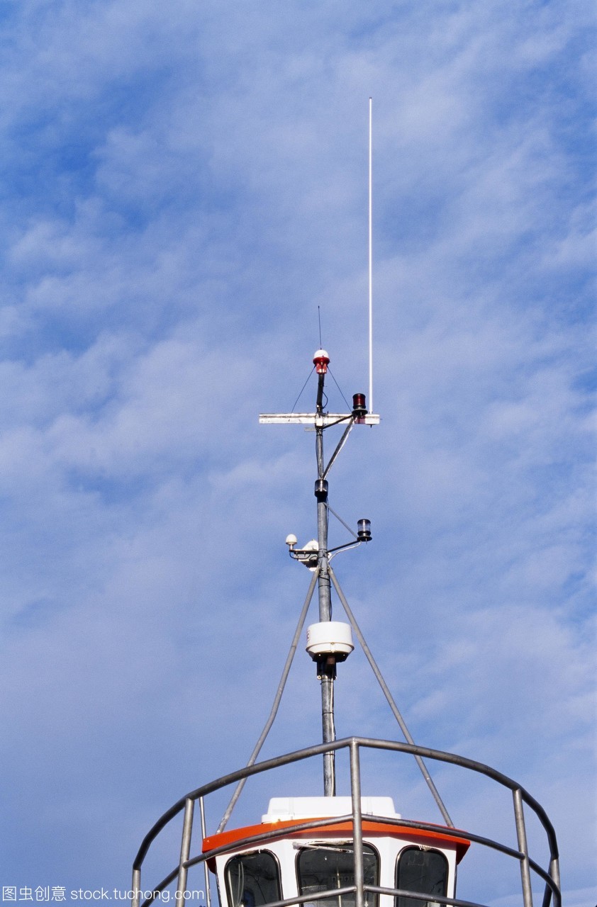 通信天线桅杆的船 海上通讯关键设备解析